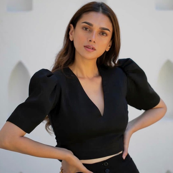 Too Chic Women's Short Puff Sleeve V Neck Crop Top Black Blouse Size Medium - Picture 6 of 6